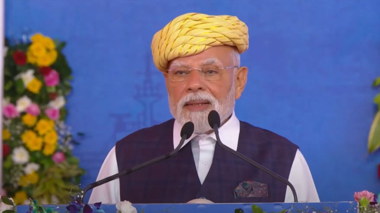 Bhavnagar : વિકસિત ભારતનો રસ્તો આત્મનિર્ભર ભારત થઈને જાય છે, વેપારીઓને સ્વદેશી વસ્તુ ખરીદ-વેચાણ માટે PM મોદીએ કરી અપીલ, જુઓ Video