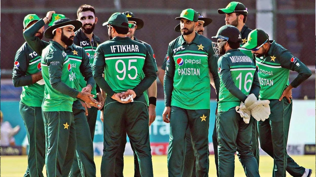 પાકિસ્તાન, જે પહેલા પાંચમા ક્રમે હતું, તે હવે 100 રેટિંગ પોઈન્ટ સાથે છઠ્ઠા સ્થાને સરકી ગયું છે. આ ઘટાડો પાકિસ્તાન માટે એક ફટકો છે, ખાસ કરીને જ્યારે તેઓ એશિયા કપ 2025ની તૈયારી કરી રહ્યા છે. જોકે, આ વખતે ટુર્નામેન્ટ T20 ફોર્મેટમાં રમવાની છે.