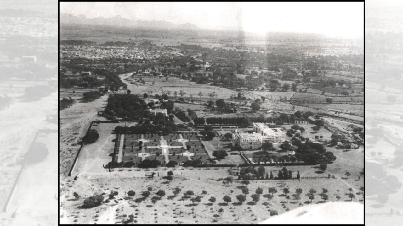 ઈતિહાસ અનુસાર, પાલનપુરને પ્રાચીન સમયમાં પ્રહલાદન પાટણ અથવા પ્રહલાદનપુરા તરીકે ઓળખવામાં આવતું હતું. માન્યતા છે કે આ નગરના સ્થાપક ચંદ્રાવતીના પરમાર વંશીય ધારાવર્ષદેવ પરમારના ભાઈ પ્રહલાદનદેવ હતા, જેઓએ ઈ.સ. 1184માં અહીં વસાહત સ્થાપી હતી. કેટલાક મત અનુસાર, તેની સ્થાપના વિક્રમ સંવતની શરૂઆત (ઈ.સ. પૂર્વે 57)થી આશરે બે સદી અગાઉ થઈ હોવાનું માનવામાં આવે છે. બાદમાં, ચૌદમી સદીમાં પાલનશી ચૌહાણે આ વસાહતને પુનઃજીવિત કરી અને તેને હાલનું નામ "પાલનપુર" મળ્યું. બીજી પરંપરાગત માન્યતા મુજબ, આ શહેર પાલ પરમાર દ્વારા સ્થાપવામાં આવ્યું હતું, જ્યારે તેમના ભાઈ જગદેવે નજીકનું જગાણા ગામ વસાવ્યું હતું. (Credits: - Wikipedia)