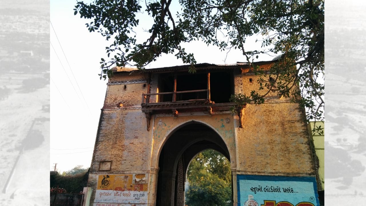 એક સમય હતો જ્યારે પાલનપુર શહેરની આસપાસ મજબૂત કિલ્લો બનાવવામાં આવ્યો હતો, જેમાં સાત પ્રવેશદ્વાર હતાં. આજકાલ તેમાંના માત્ર મીરાં દરવાજા જ સંપૂર્ણ સ્વરૂપે અસ્તિત્વમાં છે. તે સમયગાળામાં શહેરમાં આવવા-જવા માટે લોકો આ દરવાજાઓનો જ ઉપયોગ કરતા હતા.  એવી માન્યતા પણ છે કે સોલંકી વંશના શાસક સિદ્ધરાજ જયસિંહનો જન્મ પાલનપુરમાં થયો હતો. (Credits: - Wikipedia)