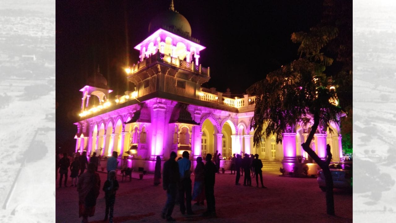 ભારતને 1947માં સ્વતંત્રતા મળ્યા બાદ, 1949માં પાલનપુર રાજ્ય બૃહદ મુંબઈમાં સામેલ થયું. ત્યારબાદ ગુજરાત રાજ્યની રચના થતાં પાલનપુર ગુજરાતના બનાસકાંઠા જિલ્લાનું મુખ્ય મથક બન્યું. ( આ માહિતી વિવિધ ઐતિહાસિક તથ્યો અને સંશોધનો પર આધારિત છે.  વિગતવાર માહિતી માટે, ઇતિહાસના પ્રમાણભૂત ગ્રંથો અને સંશોધનોનો અભ્યાસ કરવો ઉચિત રહેશે.)  (Credits: - Wikipedia)