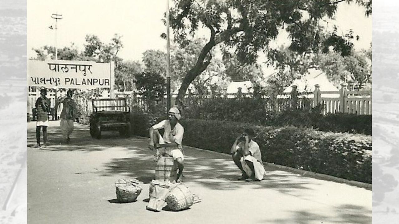 માન્યતા મુજબ, પાલનપુરની સ્થાપના પરમાર વંશના પ્રહલાદન નામના રાજપૂત દ્વારા થઈ હતી. કહેવામાં આવે છે કે માઉન્ટ આબુના શાસકે તેમના ભાઈને ભેટ સ્વરૂપે આપેલો વિસ્તાર પ્રહલાદનને મળ્યો હતો, જેને કારણે આ નગરનું પ્રારંભિક નામ પ્રહલાદનપુર પડ્યું. જૈન સાહિત્યમાં પણ પાલનપુરનો ઉલ્લેખ પ્રહલાદનપુર તરીકે કરવામાં આવ્યો છે. બાદના સમયમાં આ નગર બ્રિટિશ શાસન હેઠળ સામેલ થયું. (Credits: - Wikipedia)
