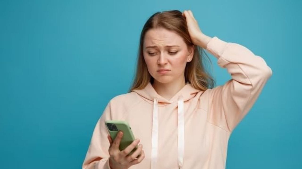 તમારા ફોનને વધુ પડતો ચાર્જ કરવાથી તે વધુ ગરમ થઈ શકે છે.