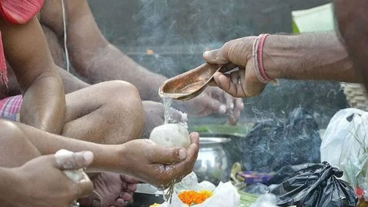 પિતૃ દોષ ત્યારે થાય છે જ્યારે પૂર્વજોનો આત્મા અસંતુષ્ટ રહે છે, અથવા તેમના મૃત્યુ પછી, શ્રાદ્ધ, તર્પણ, પિંડ દાન વગેરે વિધિઓનું યોગ્ય રીતે પાલન કરવામાં આવતું નથી. પિતૃ દોષ કોઈપણ વ્યક્તિના કાર્યોના આધારે થાય છે. એટલા માટે સારા કાર્યો કરો, મનમાં તમારી લાગણીઓને શુદ્ધ રાખો અને કોઈનું ખરાબ ન કરો.