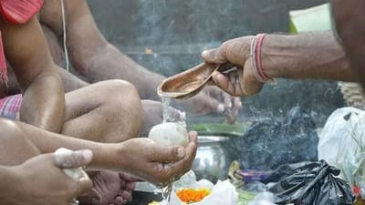 પિતૃ દોષ ત્યારે થાય છે જ્યારે પૂર્વજોનો આત્મા અસંતુષ્ટ રહે છે, અથવા તેમના મૃત્યુ પછી, શ્રાદ્ધ, તર્પણ, પિંડ દાન વગેરે વિધિઓનું યોગ્ય રીતે પાલન કરવામાં આવતું નથી. પિતૃ દોષ કોઈપણ વ્યક્તિના કાર્યોના આધારે થાય છે. એટલા માટે સારા કાર્યો કરો, મનમાં તમારી લાગણીઓને શુદ્ધ રાખો અને કોઈનું ખરાબ ન કરો.