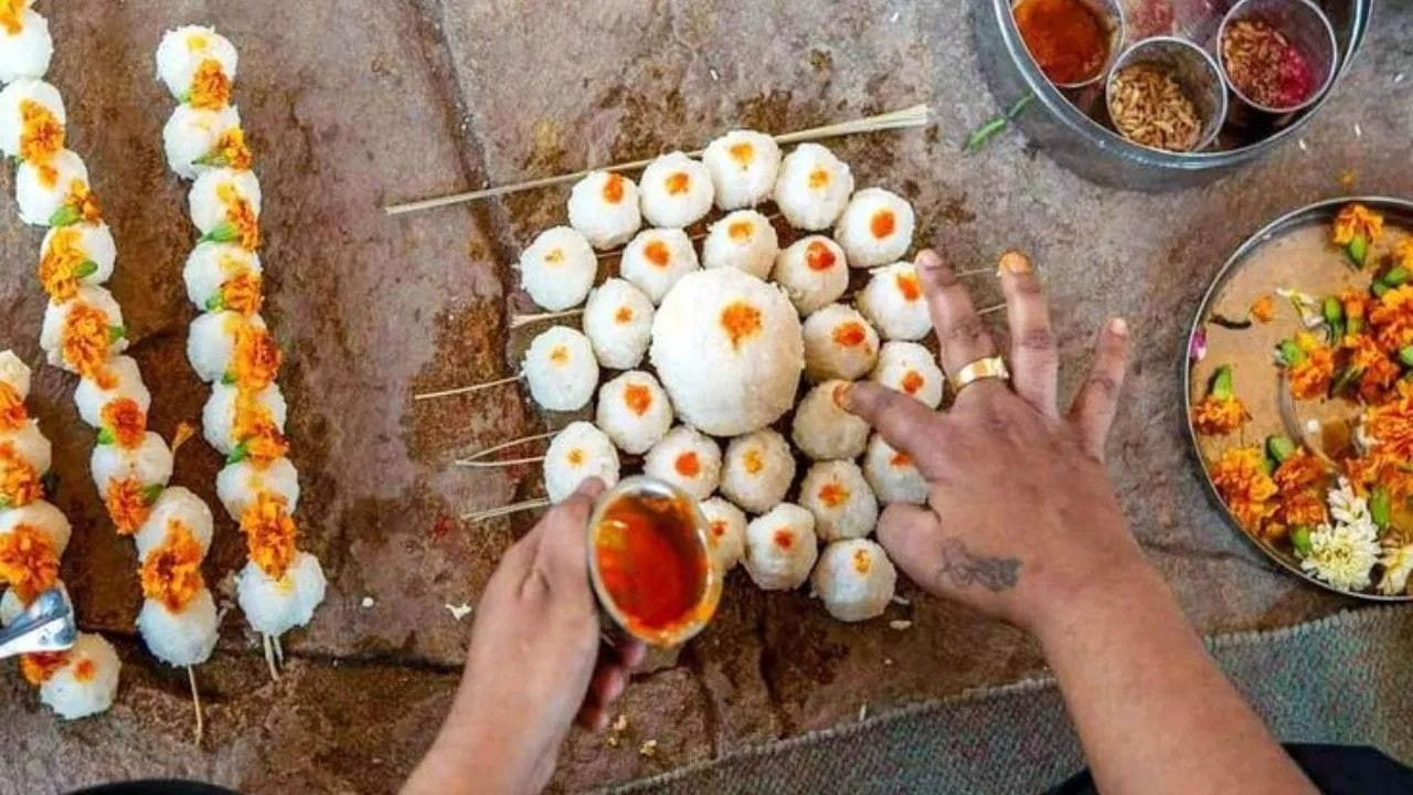 પિતૃ દોષનું સૌથી મોટું કારણ એ છે કે જે લોકો પોતાના પૂર્વજોના શ્રાદ્ધ કર્મ નથી કરતા અથવા પોતાનું તર્પણ નથી કરતા, તેવા લોકો અને તેમના પરિવાર પર પિતૃ દોષની અસર થઈ શકે છે. પિતૃ દોષને દૂર કરવા અથવા તેની અસર ઘટાડવા માટે, શ્રાદ્ધ, પિંડ દાન અને તર્પણ કરવું જોઈએ.