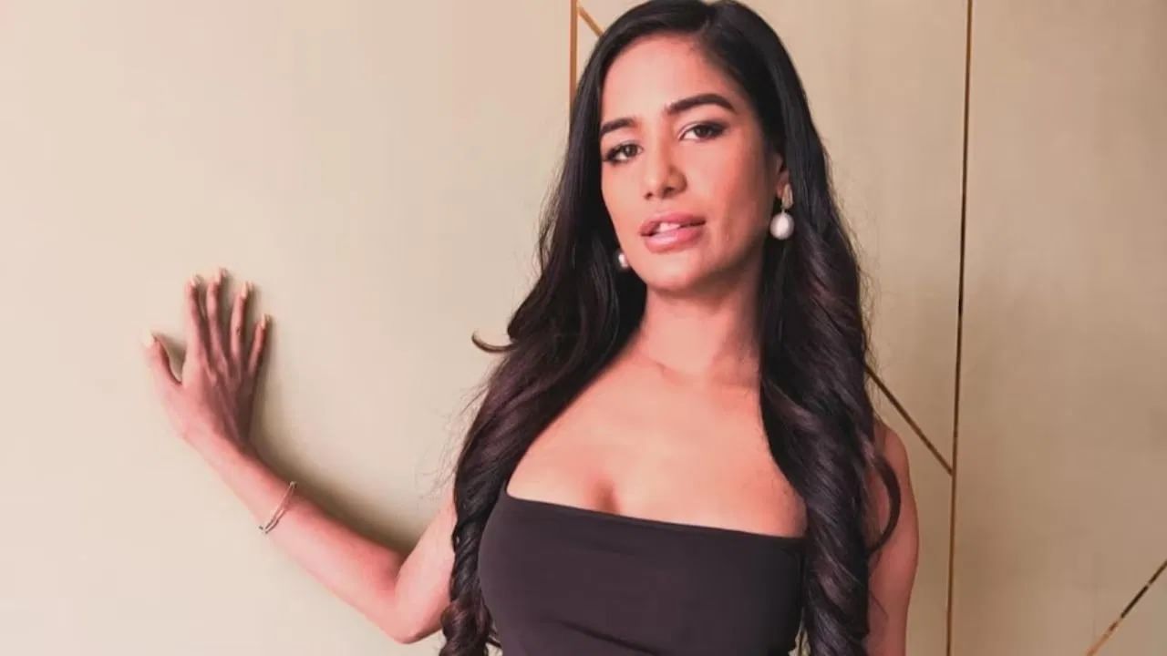 મીડિયા રિપોર્ટ્સ અનુસાર, પૂનમ દરેક પ્રમોશનલ પોસ્ટ અને બ્રાન્ડ સહયોગથી લાખો રૂપિયા કમાય છે. વધુમાં, તેણી મુંબઈના બાંદ્રામાં એક બહુમાળી ઘર ધરાવે છે. તેના લક્ઝરી કાર કલેક્શનમાં મર્સિડીઝ ઇ-ક્લાસ અને BMW 5-સિરીઝ જેવા વાહનોનો સમાવેશ થાય છે.