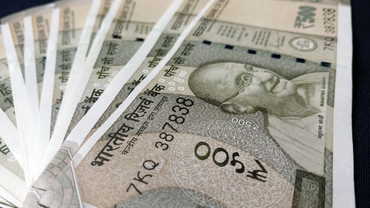 सरकारी योजना होने के कारण, यह पूरी तरह सुरक्षित है। इसमें आपके पैसे डूबने का कोई खतरा नहीं है। यह योजना खास तौर पर उन लोगों के लिए उपयुक्त है जो बिना किसी जोखिम के सुनिश्चित रिटर्न चाहते हैं। आपकी जमा राशि और ब्याज, दोनों पूरी तरह सुरक्षित हैं। (नोट: यहाँ दी गई जानकारी केवल आपकी जानकारी के लिए है। कोई भी निवेश करने से पहले विशेषज्ञों से सलाह लेना ज़रूरी है।)