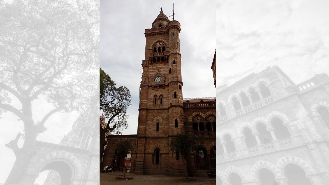 મહેલની અંદર ઘડિયાળ સાથે 45 ફૂટ ઊંચો ટાવર બનાવવામાં આવ્યો છે, જ્યાંથી સમગ્ર ભુજ શહેરનો વ્યાપક નજારો જોવા મળે છે. વધુમાં મહેલના પાછળના આંગણે સુંદર કોતરણી ધરાવતું નાનું મંદિર આવેલું છે, જે પથ્થરની કલાત્મક કળાનું અનોખું ઉદાહરણ છે. (Credits: - Wikipedia)