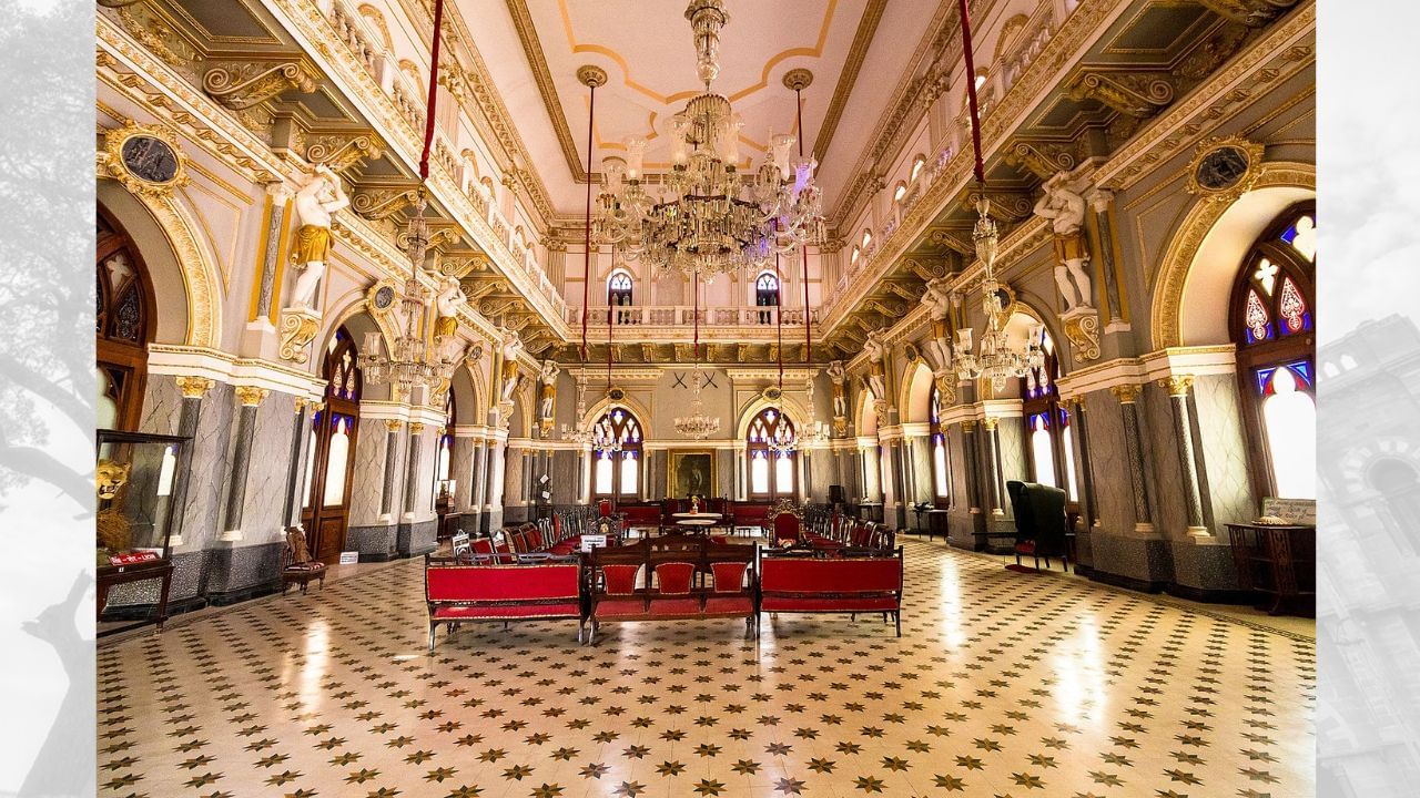 પ્રાગ મહેલની ભવ્યતા એટલી લોકપ્રિય રહી છે કે અહીં બોલીવુડની સુપરહિટ ફિલ્મો હમ દિલ દે ચૂકે સનમ અને લગાન સહિત અનેક ગુજરાતી ફિલ્મોનું શૂટિંગ આ મહેલમાં થયું હતું. આજકાલ પ્રવાસીઓ માટે મહેલનો મુખ્ય ખંડ ખુલ્લો છે, તેમજ તેઓ ટાવરમાં આવેલી સીડીઓ દ્વારા ઉપર જઈને સમગ્ર ભુજ શહેરનો અદભૂત નજારો માણી શકે છે.  ( આ માહિતી વિવિધ ઐતિહાસિક તથ્યો અને સંશોધનો પર આધારિત છે.  વિગતવાર માહિતી માટે, ઇતિહાસના પ્રમાણભૂત ગ્રંથો અને સંશોધનોનો અભ્યાસ કરવો ઉચિત રહેશે.)  (Credits: - Wikipedia)