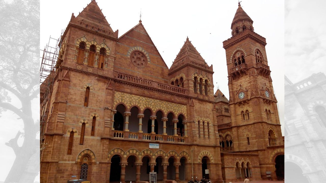 પછી બોલીવૂડ અભિનેતા અમિતાભ બચ્ચનના વ્યક્તિગત રસને કારણે મહેલના પુનઃસ્થાપનનું કામ શરૂ થયું. મહેલની ઘડિયાળ અને ટાવર ફરીથી સમારકામ કરીને જનતા માટે ખુલ્લો કરવામાં આવ્યું છે. ખાસ કરીને દરબાર હોલનું નવીનીકરણ મહારાવ પ્રાગમલજી ત્રીજાએ પોતાના આશરે 5 કરોડ રૂપિયાના ખર્ચે કરાવ્યું હતું. આજે મુલાકાતીઓ મહેલના મુખ્ય હોલમાં પ્રવેશ કરી શકે છે તેમજ બેલ ટાવર પર ચડીને ભુજ શહેરનો સુંદર નજારો માણી શકે છે. (Credits: - Wikipedia)