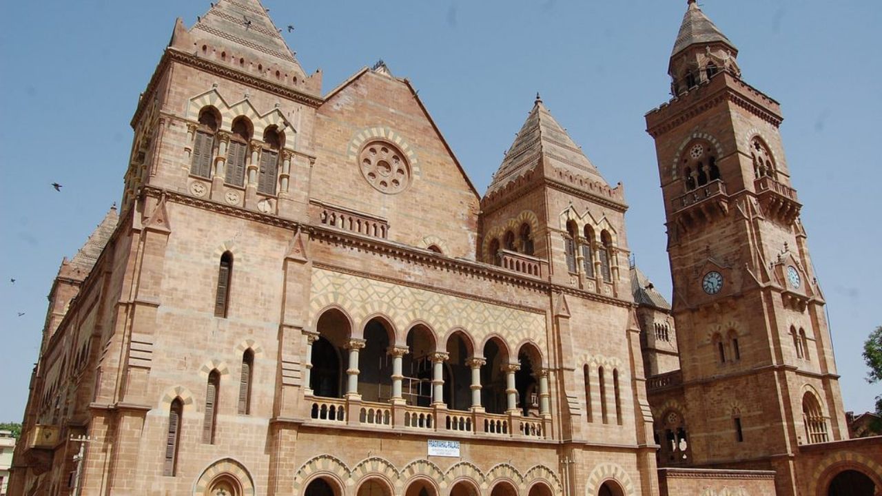 પ્રાગ મહેલનું નિર્માણ રાજસ્થાનથી લાવવામાં આવેલા લાલ રેતીના પથ્થર અને ઇટાલિયન આરસપહાણથી કરવામાં આવ્યું છે. મહેલનો મુખ્ય દરબાર હોલ આજેય તેના વૈભવનો સાક્ષી છે, જોકે તેમાં રાખેલી પ્રાચીન ટેક્સીડર્મી ધીમે ધીમે ક્ષીણ થઈ રહી છે. હોલમાં તૂટેલા ઝૂમ્મર અને શાસ્ત્રીય શૈલીની પ્રતિમાઓ તેને ઐતિહાસિક ગૌરવ આપે છે. (Credits: - Wikipedia)