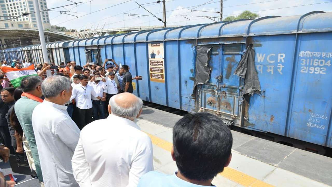 પૂરગ્રસ્ત પંજાબમાં મોકલાયેલી મદદમાં, 10 હજાર નંગ તાડપત્રી, 10 હજાર મચ્છરદાની, 10 હજાર બેડશીટ અને 70 ટન જેટલી દવાઓનો પણ સમાવેશ થાય છે. 