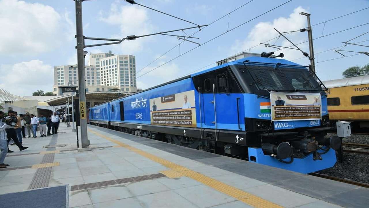 મુખ્યમંત્રી ભૂપેન્દ્ર પટેલે લોટ, ડુંગળી, બટાકા, ચોખા, સીંગતેલ, ખાંડ અને દૂધ પાવડર જેવી આવશ્યક વસ્તુ મળી કુલ 400 ટન ખાદ્ય સામગ્રી સાથેની એક વિશેષ રાહત ટ્રેનને ગાંધીનગર રેલવે સ્ટેશનથી પ્રસ્થાન કરાવ્યું હતું.