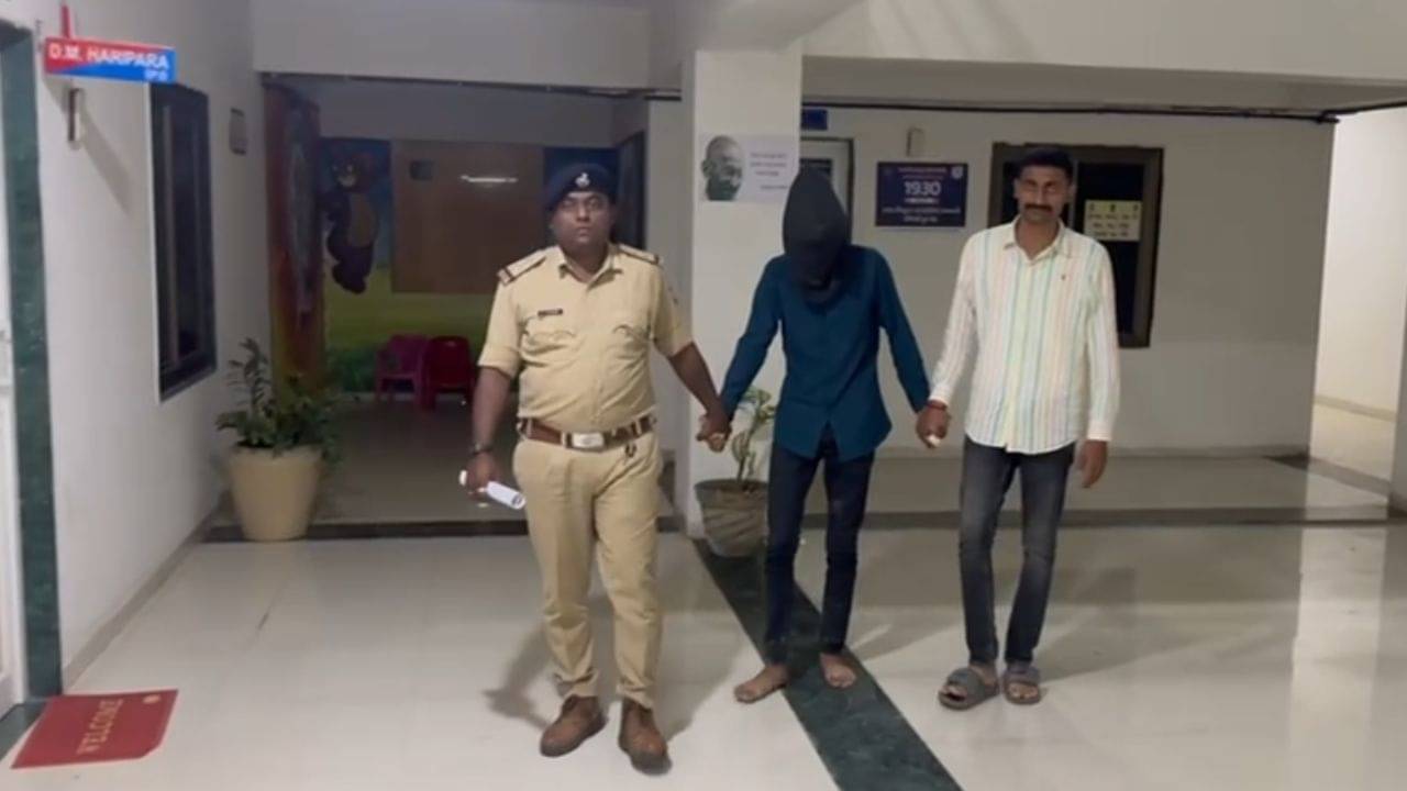 Rajkot : ખોડલધામ નોર્થ ઝોન ગરબામાં VIP બેઠક વ્યવસ્થાને લઈ સર્જાયો વિવાદ, યુવકે 3 લોકો પર છરીથી કર્યો હુમલો, જુઓ Video