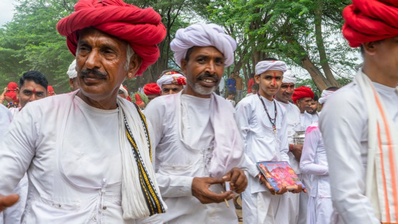 રબારી સમુદાયની મહિલાઓ પણ શ્રમ અને તેમના પરંપરાગત કૃષિ-પશુપાલન જીવન સાથે સંકળાયેલી છે. તો આજે રબારી અટકનો અર્થ અને ઈતિહાસ શું છે તે જાણીશું. 