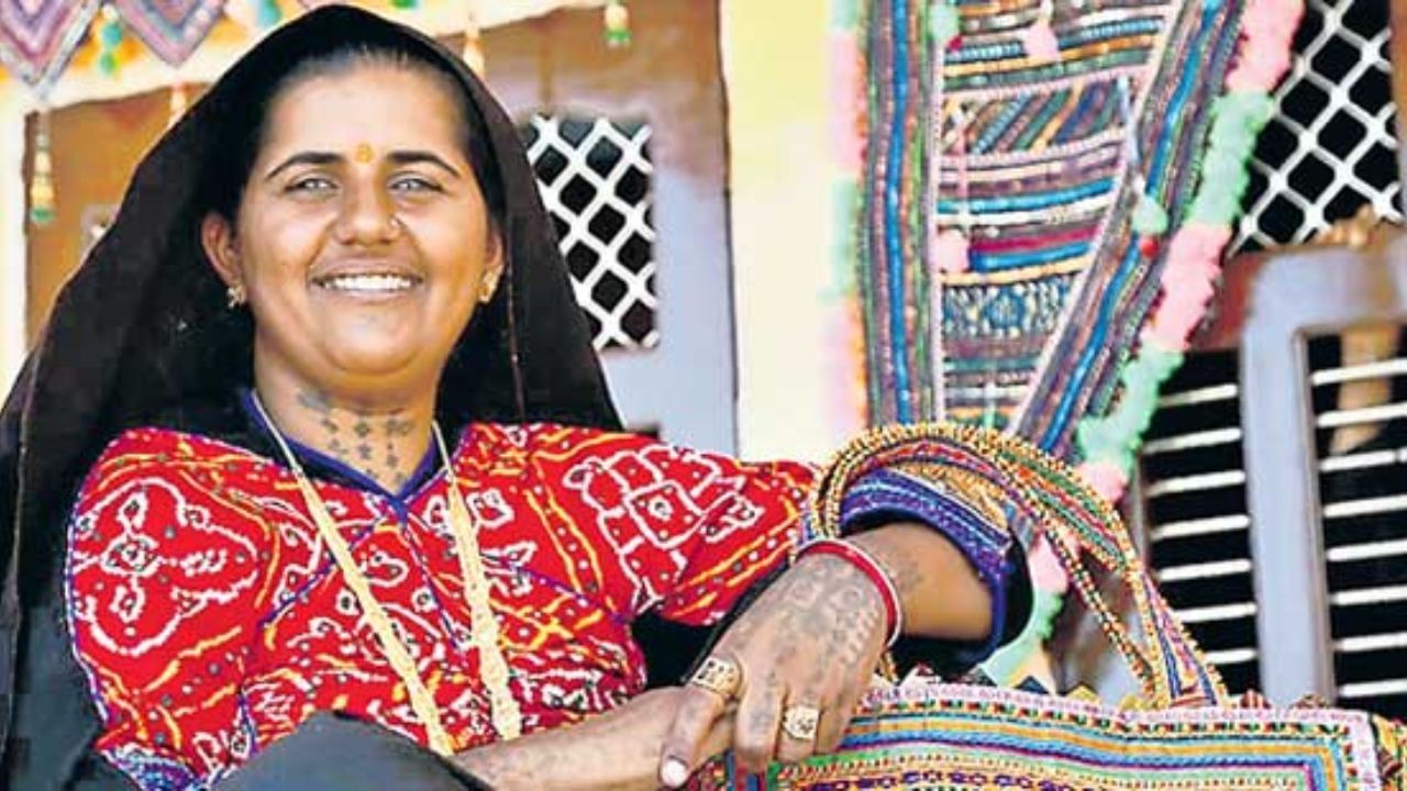 રબારી સમુદાયને રાયકા, દેવાસી અથવા માલધારી તરીકે પણ ઓળખવામાં આવે છે. આ અટક ભારતની એક પ્રાચીન ક્ષત્રિય-પ્રેરિત જાતિ છે. જેના મૂળ વૈદિક કાળ અથવા આર્ય સ્થળાંતરથી શરૂ થયા હોવાનું માનવામાં આવે છે.