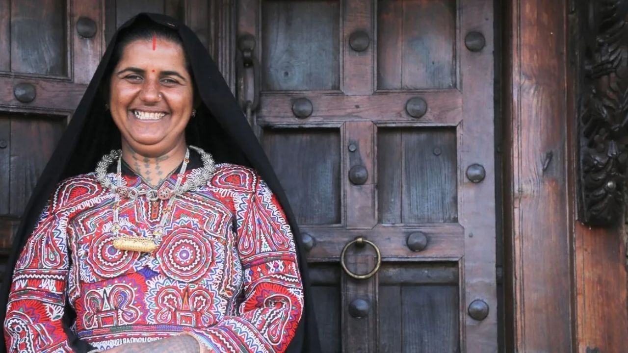 ઇતિહાસકારોના મતે રબારી શબ્દ ફારસી શબ્દ રહબર પરથી ઉદભવ્યો છે, જે તેમની વિચરતી પશુપાલન જીવનશૈલીને પ્રતિબિંબિત કરે છે. દંતકથા અનુસાર રબારી સમુદાય ભગવાન કૃષ્ણ સાથે સંકળાયેલી છે. તેમજ કેટલીક પબ્લિક ડોમીન પર આપેલી માહિતી અનુસાર રબારી સમાજ ભગવાન શિવ (પશુપતિનાથ) ના વંશજ માનવામાં આવે છે.
