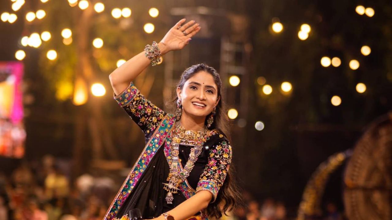 રબારી સ્ત્રીઓ પરંપરાગત રીતે ઘરકામમાં વ્યસ્ત રહે છે. રબારી સંસ્કૃતિ ખોરાક, વસ્ત્રો (ઘાઘરા-ચોલી) અને પ્રાણીઓની પૂજા સાથે જોડાયેલી છે, જે તેમના ધાર્મિક સ્થળો (જેમ કે જેતેશ્વર ધામ, રામદેવરા) માં પ્રતિબિંબિત થાય છે.