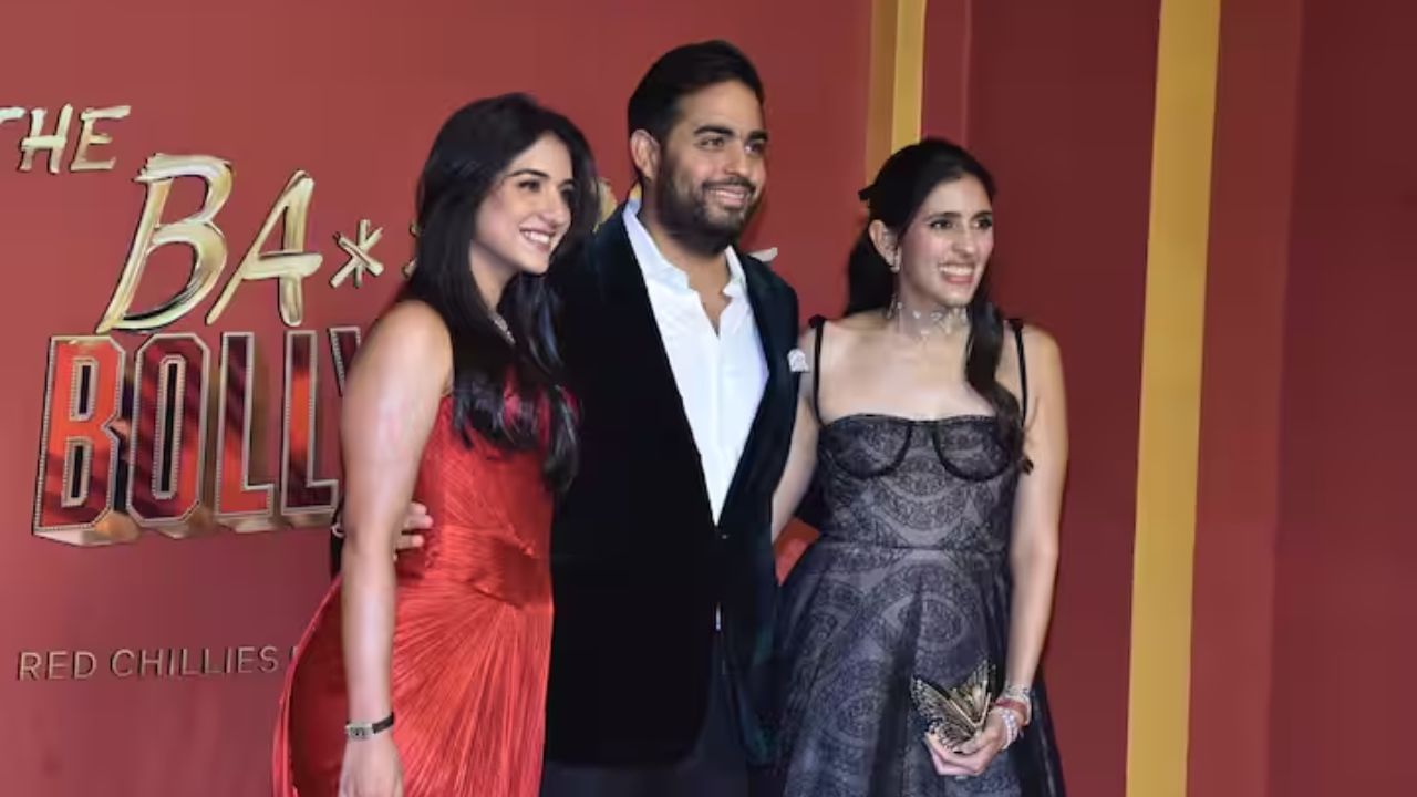 પ્રીમિયર નાઈટમાં રાધિકા અંબાણી અને શ્લોકાનો ખૂબસૂરત લુક મનમોહક હતો. રાધિકા લાલ ફ્રન્ટ-કટ ડ્રેસમાં એકદમ સુંદર દેખાતી હતી. તો બીજી બાજુ અંબાણી પરિવારની મોટી વહુ શ્લોકાએ બ્લેક લોન્ગ ગાઉનમાં પરી જેવી સુંદર લાગી રહી હતી 