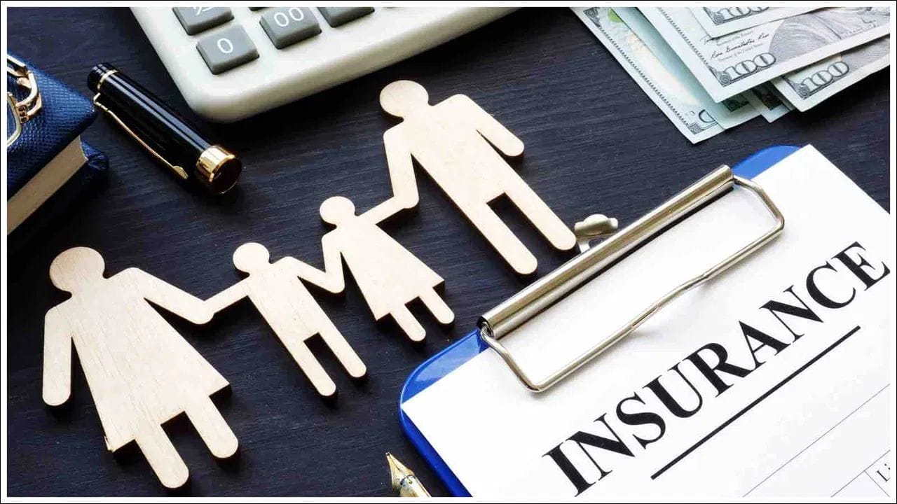 અત્યાર સુધી રેલવે કર્મચારીઓને CGEGIS (Central Government Employees Group Insurance Scheme) હેઠળ ખૂબ જ ઓછું વીમા કવર મળતું હતું.