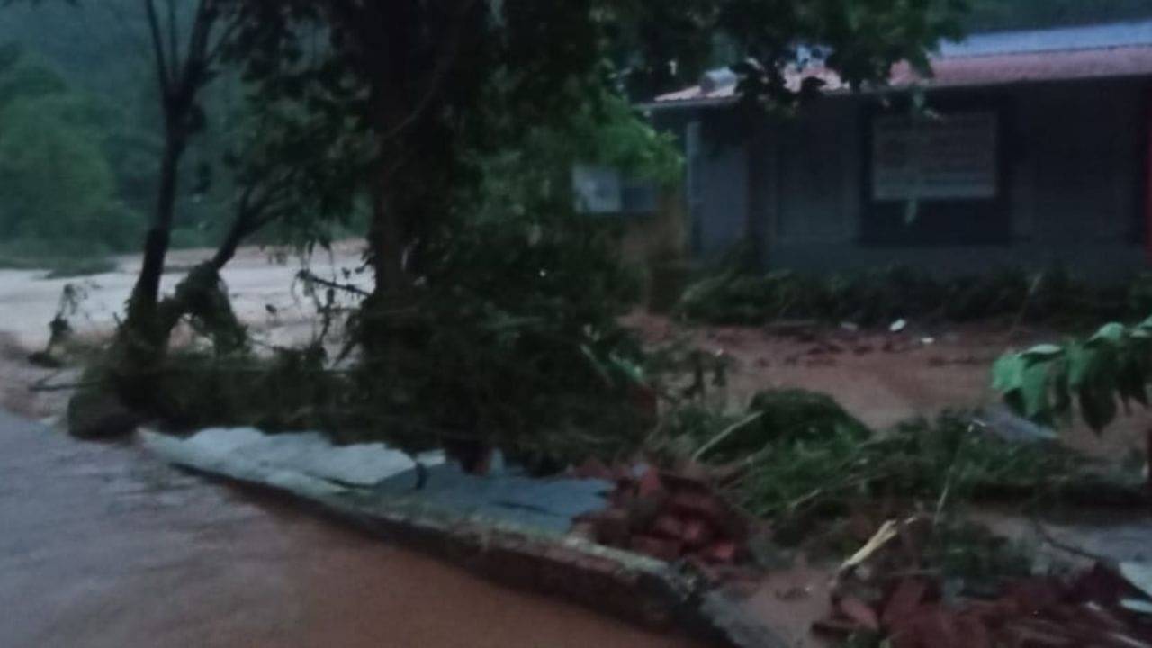 Dang Rain : ભારે વરસાદથી અનેક વિસ્તારો જળબંબાકાર, પિંપરી નજીક હનુમાનજી મંદિર પાસે જમીનનું થયું ધોવાણ, જુઓ Video