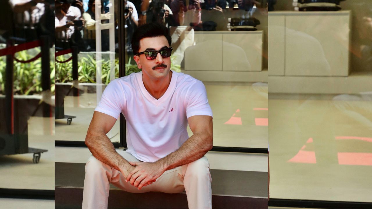  રણબીર કપૂર ફેમસ ડાયરેક્ટરની ફિલ્મ બ્લેકમાં આસ્સિટન્ટ તરીકે કામ કર્યું હતુ. જેમાં અમિતાભ બચ્ચન અને રાણી મુખર્જી લીડ રોલમાં હતા. આ ફિલ્મ 2025માં આવી હતી. એક ઈન્ટરવ્યુમાં અભિનેતાએ જણાવ્યું હતુ કે, બ્લેકના સેટ પર 21 કલાક સુધી કામ કરતો હતો. આ દરમિયાન તે સેટ પર પોતું લગાવવાથી લઈ લાઈટ ફિક્સ કરવાની જવાબદારી સંભાળતો હતો.