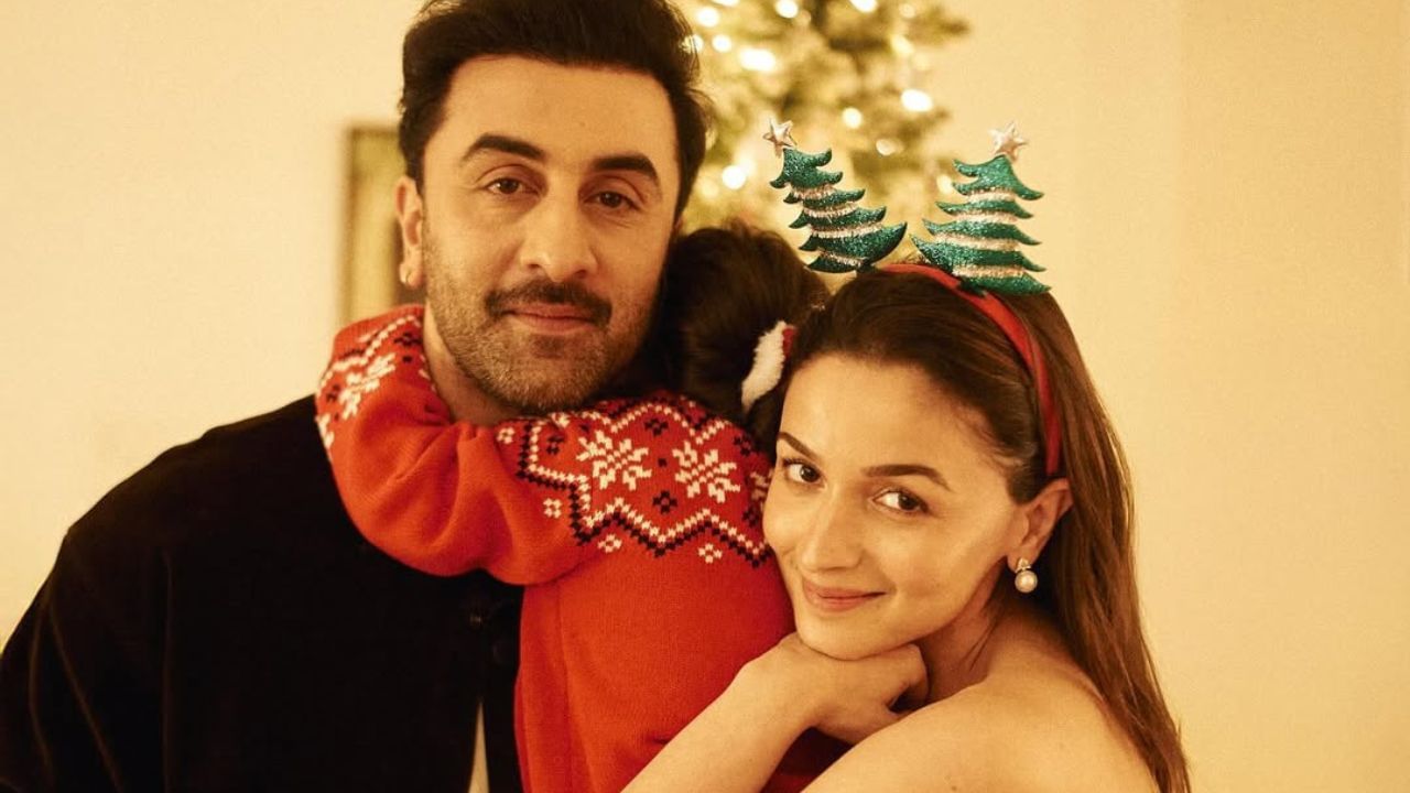 તમને જણાવી દઈએ કે, રણબીર કપૂરે ફિલ્મ સાવરિયાથી લીડ અભિનેતા તરીકે ડેબ્યુ કર્યું હતુ. 2007માં આવેલી આ ફિલ્મમાં અભિનેત્રી સોનમ કપૂર હતી. સોનમ કપૂરની પણ આ પહેલી ફિલ્મ હતી. રણબીર કપૂરની પહેલી જ ફિલ્મ ફ્લોપ ગઈ હતી. 2009ની ફિલ્મ વેક અપ સીડથી નામ કમાયું ત્યારબાદ 2010માં ફિલ્મ રાજનીતિથી ચમક્યો હતો.