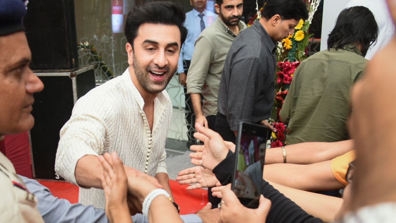 રણબીર કપૂર હવે ભારતની સૌથી મોંઘી ફિલ્મ રામાયણમાં ભગવાન શ્રી રામની ભૂમિકામાં જોવા મળશે. આ ફિલ્મ 2 પાર્ટમાં બની રહી છે. જેના પહેલો પાર્ટનું બજેટ અંદાજે 4000 કરોડ રુપિયા છે. આજ સુધી ભારતમાં આટલા બજેટની કોઈ ફિલ્મ બની નથી. 