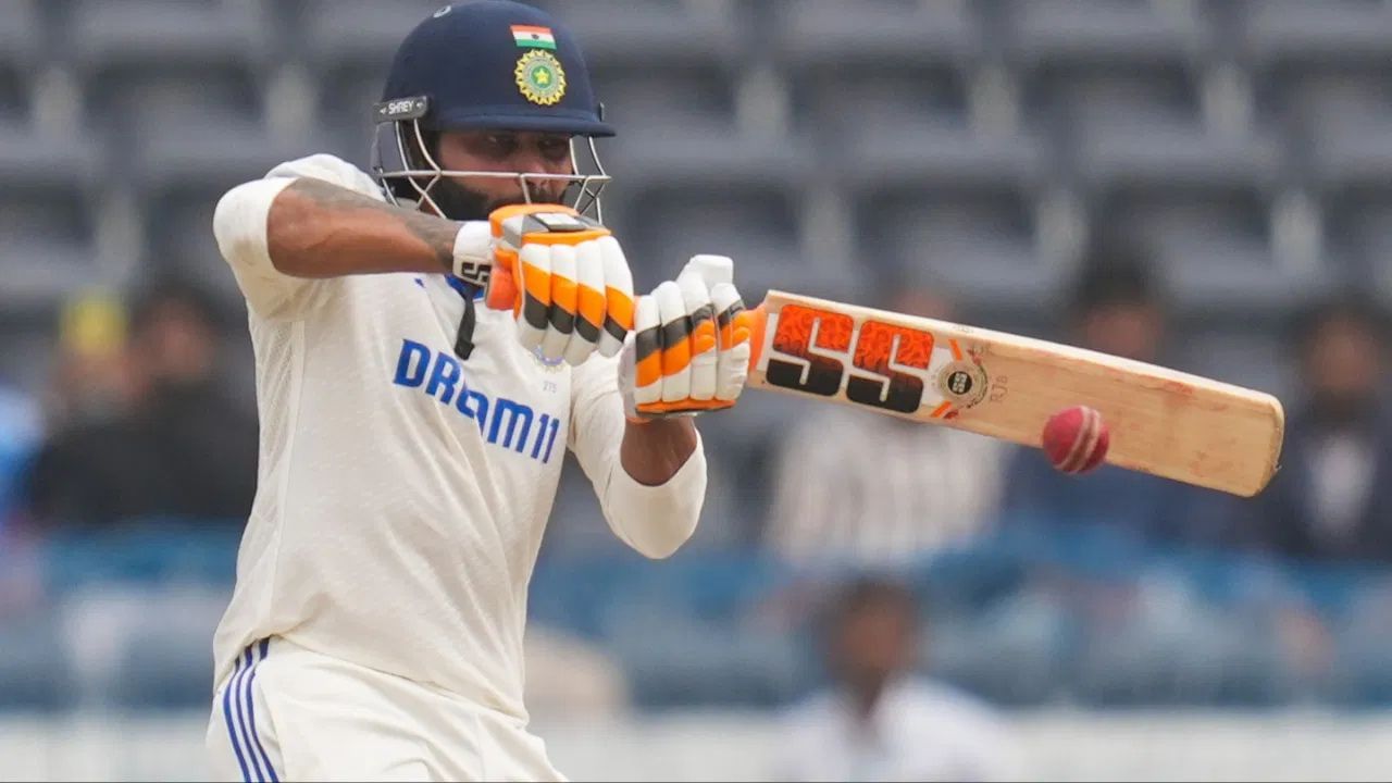 રવિન્દ્ર જાડેજા ભારતીય પીચ પર બેટ અને બોલ બંનેથી મેચ જીતાડી શકે છે . જાડેજા વિશ્વનો નંબર વન ટેસ્ટ ઓલરાઉન્ડર છે. આ જ કારણ છે કે, તેના પ્રદર્શન અને અનુભવને જોતાં, આ જવાબદારી તેને સોંપવામાં આવી છે. (All Photo Credit : PTI / GETTY)