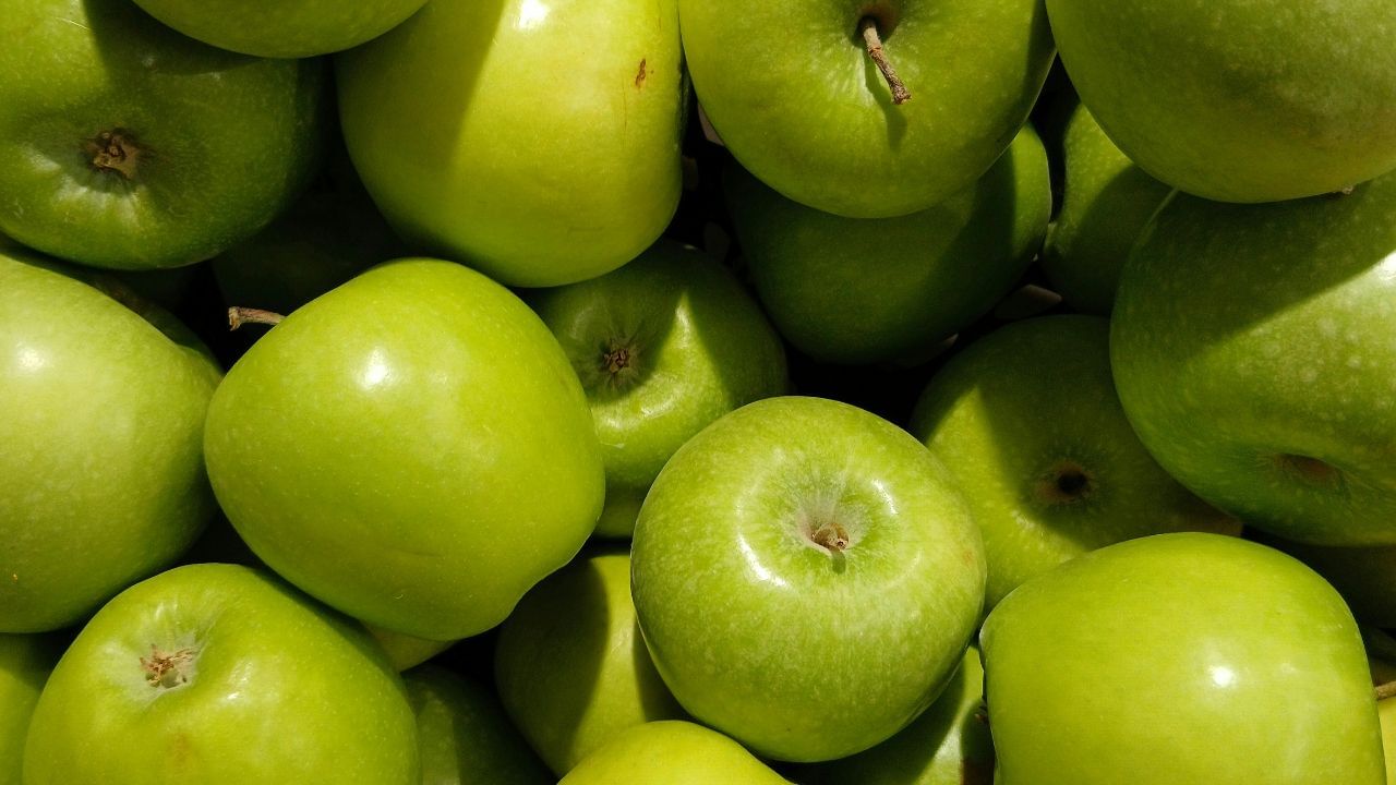 આજકાલ માર્કેટમાં ગ્રીન એપલ ખુબ જોવા મળે છે, એક કહેવત પણ છે કે, એક સફરજન ખાવાથી તમારે હોસ્પિટલ જવું પડતું નથી.ટુંકમાં સફરજન હેલ્થ માટે ખુબ બેસ્ટ માનવામાં આવે છે. કાચા સફરજનમાં વિટામિન એ, વિટામિન સી, કેલ્શિયમ ભરપુર માત્રામાં આયરન હોય છે.