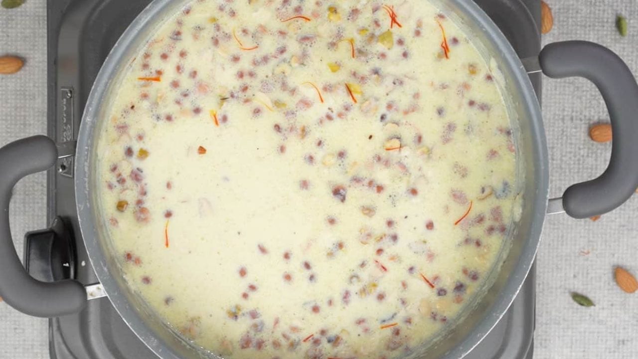 દૂધ-પાક બનાવવા માટે દૂધ, ચોખા, ખાંડ, મિલ્ક પાઉડર, બદામ, ચારોળી, કેસર, ઘી સહિતની સામગ્રીની જરુર પડશે.