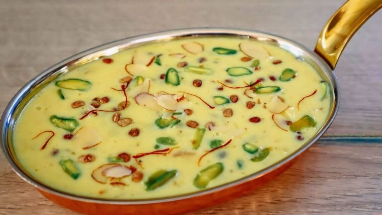 દૂધ-પાક બનાવવા માટે સૌથી પહેલા એક તપેલીમાં એક લીટર દૂધ ઉમેરો. તેમાંથી એક વાટકી દૂધ અલગ રાખો.