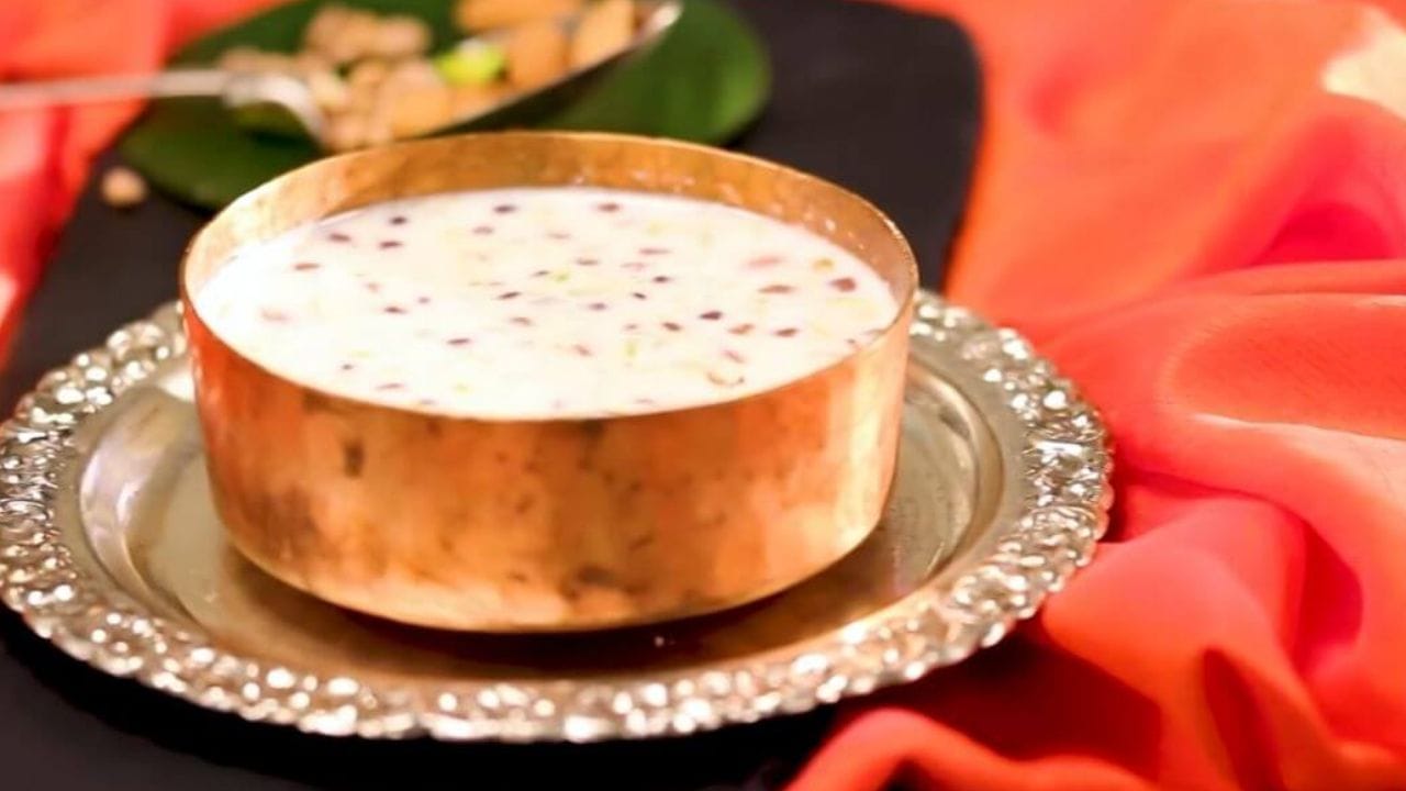 દૂધમાં એક ઊભરો આવે એટલે બે ચમચી ચોખા ઉમેરો. ત્યારબાદ ચોખાને દૂધમાં ઉમેરતા પહેલા ગરમ પાણીમાં 30મીનિટ પલાળી રાખો. આ પછી ચોખામાંથી પાણી કાઢીને તેને દૂધમાં ઉમેરો.