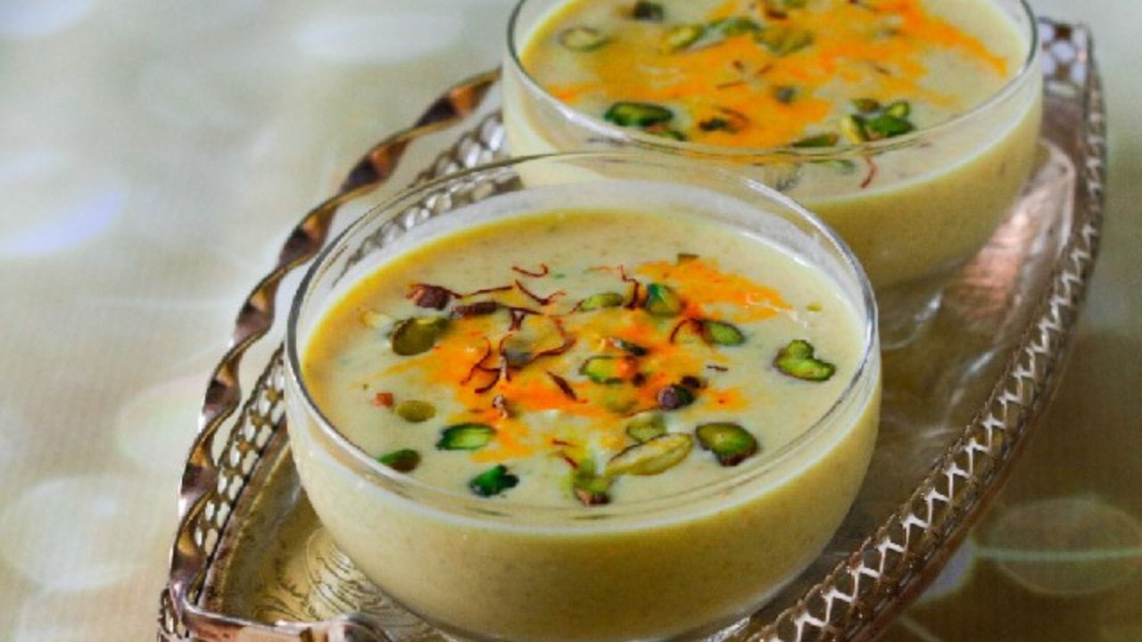 ત્યારબાદ ધીમા ગેસ પર દૂધને 15 થી 20 મિનિટ ઉકળવા દો. ધ્યાન રાખો કે ચોખા તપેલીના તળીયા પર ચોંટી ન જાય. નહીંતર દૂધનો સ્વાદ ખરાબ થઈ જશે. તમે દૂધ ઠંડું થાય ત્યારબાદ સર્વ કરી શકો છો.