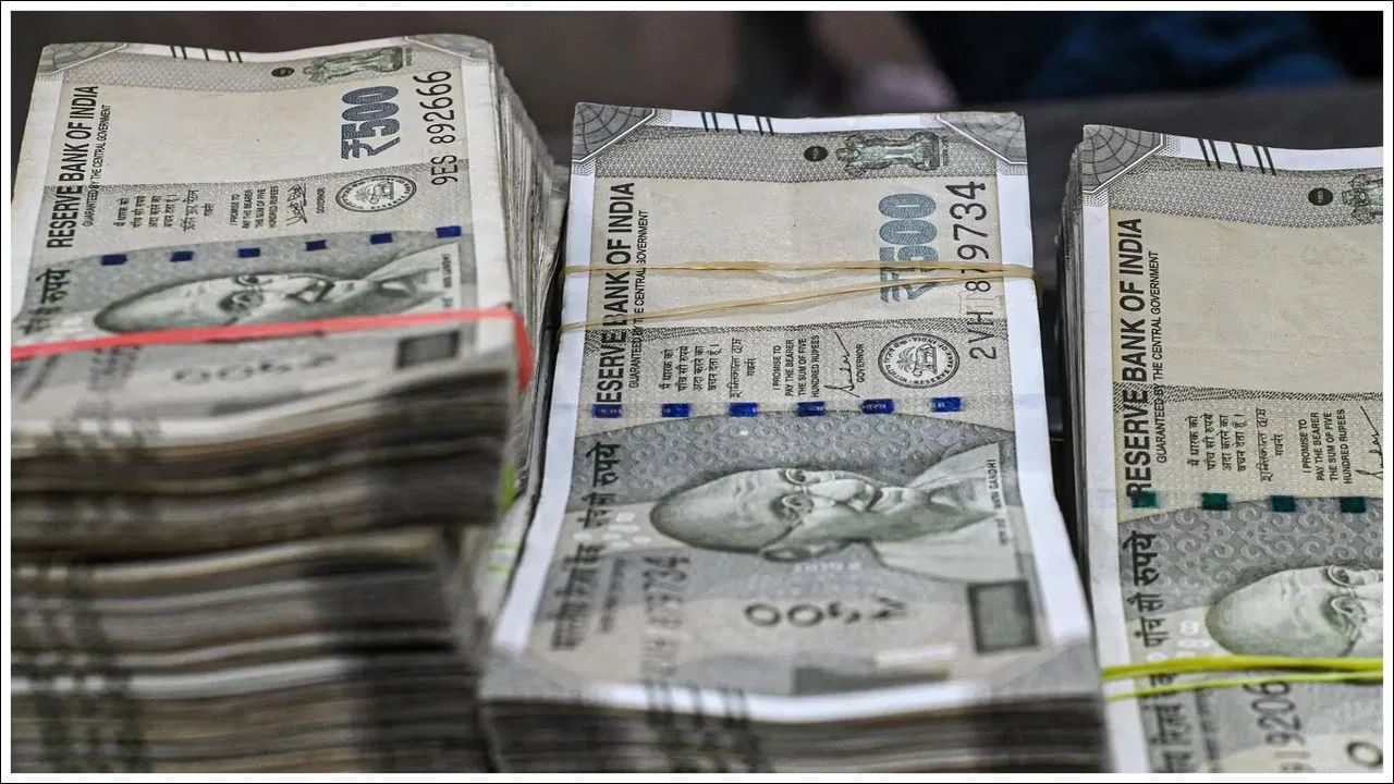 મ્યુચ્યુઅલ ફંડ SIP, PPF, NPS અને FD જેવા ઇન્વેસ્ટમેન્ટ ઓપ્શનથી તમે તમારા સપના પૂરા કરી શકો છો. ધારો કે, તમે દર મહિને ફક્ત ₹4,000 ની SIP કરો છો અને દર વર્ષે તેમાં 10% નો વધારો કરો છો, તો તમને વાર્ષિક 12% રિટર્ન મળે છે. જોવા જઈએ તો, 22 વર્ષમાં તમારું કુલ રોકાણ લગભગ ₹34 લાખ થશે પરંતુ કંપાઉંડિંગ પાવર સાથે આ રકમ ₹1 કરોડ કે તેથી વધુ બની શકે છે. 