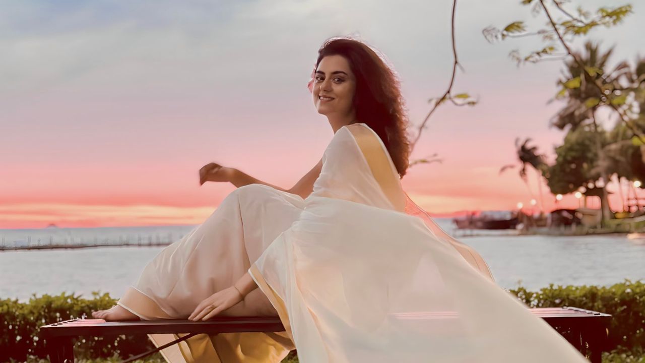  ચાલો રિદ્ધિ ડોગરાના કરિયરથી શરૂઆત વિશે કરીએ. તેમણે 2007માં "ઝૂમ જિયા રે" શોથી શરૂઆત કરી હતી, જેમાં હિમાનીનું પાત્ર ભજવ્યું હતું. ત્યારથી તે "હિન્દી હૈ હમ", "રિશ્તા ડોટ કોમ", "કયામત સે કયામત તક" અને "દિયા બાતી હમ" જેવા શોમાં જોવા મળી છે. તેમણે ડાન્સ રિયાલિટી શો "નચ બલિયે" માં પણ પરફોર્મ કર્યું હતું