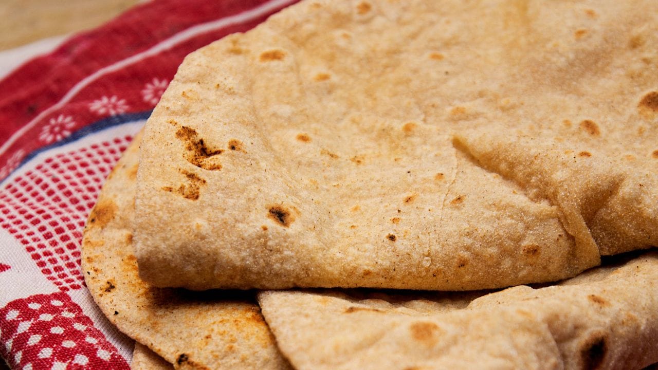 જો કોઈ પણ વ્યક્તિ હેલ્ધી વસ્તુ યોગ્ય રીતે ન ખાઓ તો પણ નુકસાન પહોંચાડી શકે છે. જ્યારે તમે રાતની બચેલી વાસી રોટલી ખાઓ છો અથવા તેને ફરીથી ગરમ કરીને કંઈક ખાઓ છો તો તે સ્વાસ્થ્ય માટે હાનિકારક છે કે નહીં તે જાણીશું.