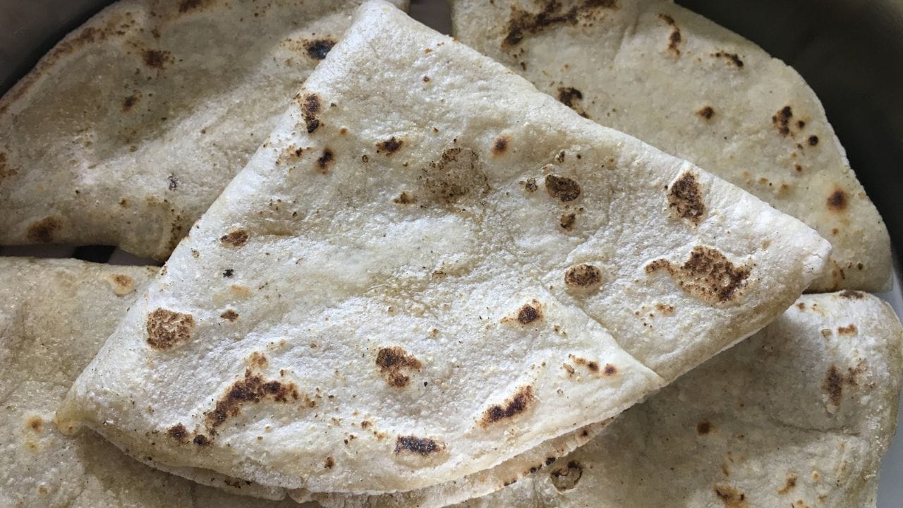 રોટલીને બીજી વખત ગરમ કરીને ખાવાથી પાચન યોગ્ય રીતે થતુ નથી. જેથી ગેસ, પેટ ફૂલવાની સમસ્યાઓનું કારણ બની જાય છે.