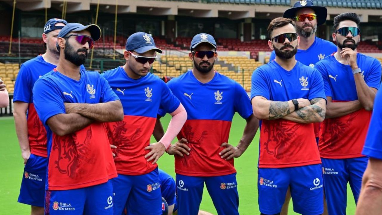 તાજેતરના વર્ષોમાં, કાર્તિક રોયલ ચેલેન્જર્સ બેંગ્લોર ફ્રેન્ચાઈઝી સાથે બેટિંગ કોચ તરીકે જોડાયેલો છે, જેણે 2025માં તેનું પ્રથમ IPL ટાઈટલ જીત્યું હતું. 