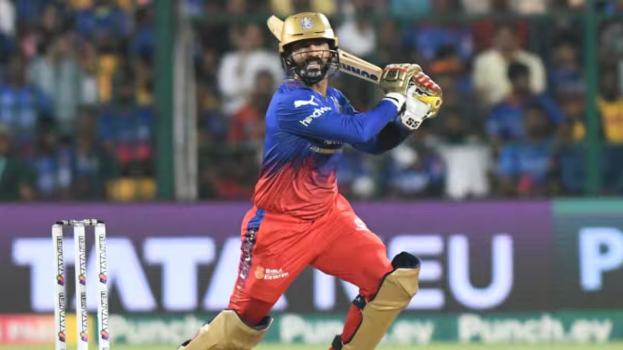 દિનેશ કાર્તિકે 412 T20 મેચ રમી છે, જેમાં 7,437 રન બનાવ્યા છે. કાર્તિકે 35 અડધી સદી ફટકારી છે અને તેનો સ્ટ્રાઈક રેટ 136.66 છે. 