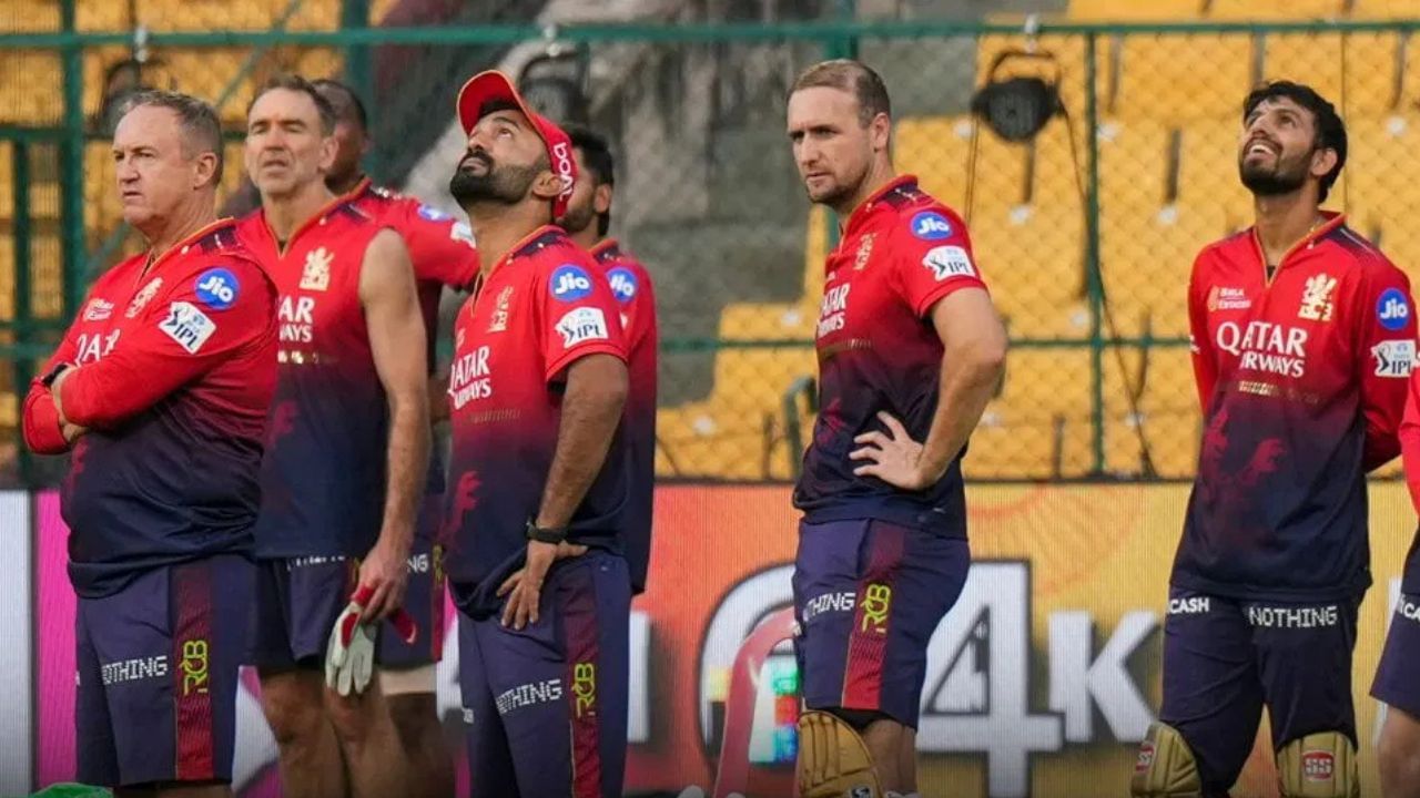 અનુભવી ભારતીય વિકેટકીપર-બેટ્સમેન દિનેશ કાર્તિક ILT20ની ચોથી સિઝન માટે શારજાહ વોરિયર્સ ટીમમાં શ્રીલંકાના વિકેટકીપર કુસલ મેન્ડિસનું સ્થાન લેશે, જેને ટીમમાંથી બહાર કરવામાં આવ્યો છે. 