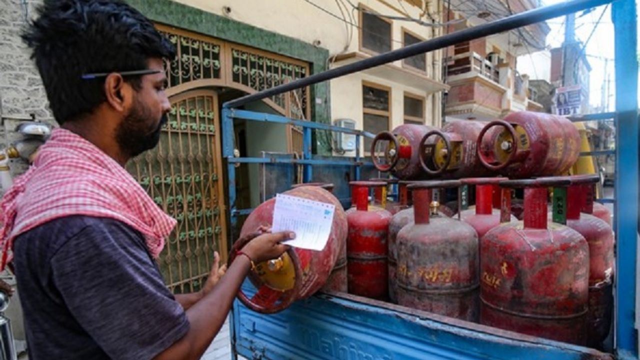 ગેસ સિલિન્ડરના ભાવ: સરકારે 1 સપ્ટેમ્બરથી ગેસ સિલિન્ડરના ભાવ અંગે મોટી જાહેરાત કરી છે. આજથી કોમર્શિયલ સિલિન્ડરના ભાવમાં ઘટાડો થયો છે. આ વખતે ભાવમાં 51 રૂપિયાનો ઘટાડો કરવામાં આવ્યો છે. આ સાથે, દિલ્હીમાં કોમર્શિયલ સિલિન્ડરનો ભાવ 1580 રૂપિયા થશે, જે પહેલા 1631.50 રૂપિયા હતો. જોકે, સરકારે ઘરેલુ એટલે કે રસોડાના ગેસ સિલિન્ડરના ભાવમાં કોઈ ફેરફાર કર્યો નથી. ઘરેલુ સિલિન્ડર સસ્તા થયા નથી.