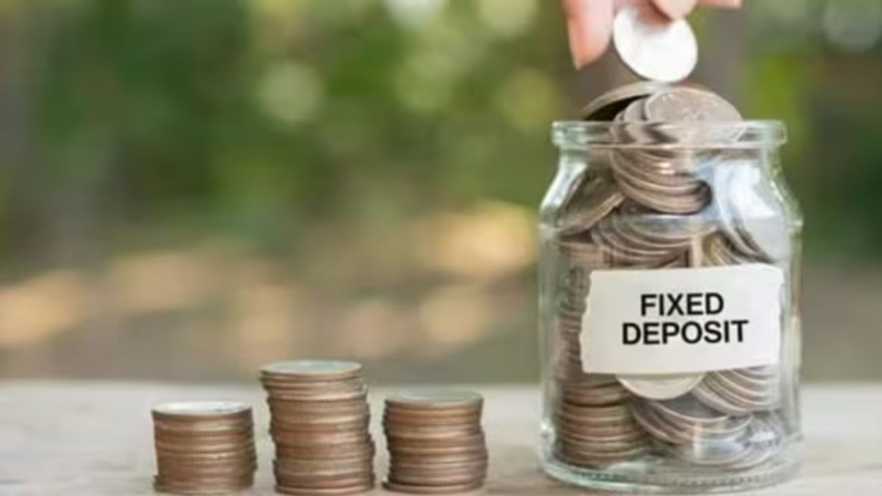 FD પર ખાસ ઓફર મેળવવાની છેલ્લી તક: જો તમે તમારા પૈસા સુરક્ષિત રાખવા માટે FD માં રોકાણ કરવાનું વિચારી રહ્યા છો. તો આ મહિનો તમારા માટે મહત્વપૂર્ણ રહેવાનો છે. ઇન્ડિયન બેંક અને IDBI બેંક બંનેએ ખાસ ટર્મ FD યોજનાઓ શરૂ કરી છે. ઇન્ડિયન બેંકની 444 દિવસ અને 555 દિવસની FD અને IDBI બેંકની 444, 555 અને 700 દિવસની FD યોજનામાં રોકાણ કરવાની છેલ્લી તારીખ 30 સપ્ટેમ્બર 2025 છે.