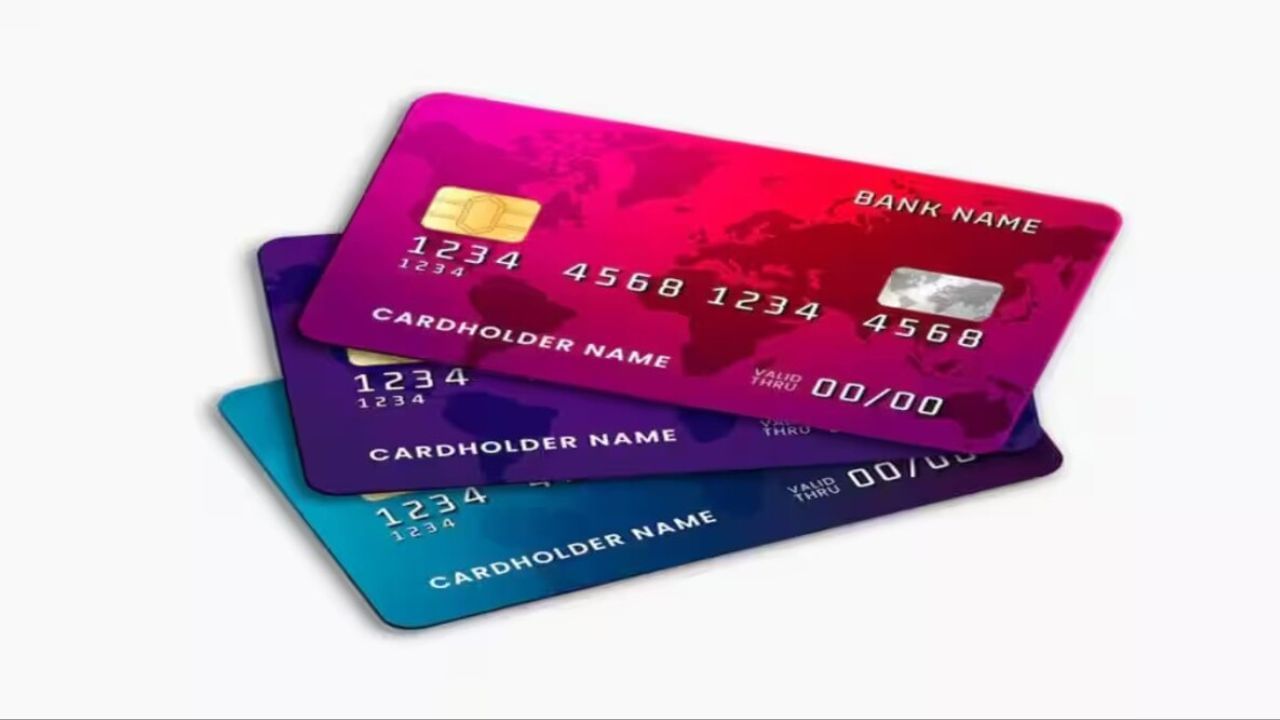 ક્રેડિટ કાર્ડના નિયમોમાં ફેરફાર: દેશની સૌથી મોટી બેંક, સ્ટેટ બેંક ઓફ ઇન્ડિયાએ ક્રેડિટ કાર્ડ સંબંધિત નિયમોમાં ફેરફાર કર્યા છે. 1 સપ્ટેમ્બર, એટલે કે આજથી, ગેમિંગ પ્લેટફોર્મ, વેપારીઓ અને બેંકના પસંદગીના કાર્ડ પર સરકારી વ્યવહારો પર રિવોર્ડ પોઈન્ટ ઉપલબ્ધ રહેશે નહીં. આ ઉપરાંત, કાર્ડ પ્રોટેક્શન પ્લાન (CPP) ધરાવતા બધા ગ્રાહકો 16 સપ્ટેમ્બરથી તેમની નવીકરણ તારીખ મુજબ આપમેળે નવા વેરિઅન્ટમાં શિફ્ટ થઈ જશે. તેના નવીકરણ ચાર્જ ક્લાસિક માટે 999 રૂપિયા, પ્રીમિયમ માટે 1,499 રૂપિયા અને પ્લેટિનમ માટે 1,999 રૂપિયા હશે.