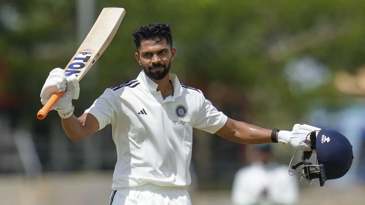 જ્યારે દુલીપ ટ્રોફી 2025ની સેમિફાઈનલમાં વેસ્ટ ઝોન માટે 184 રનની શાનદાર ઈનિંગ રમનાર ઋતુરાજ ગાયકવાડને ટીમમાં સ્થાન મળ્યું નથી. ફરી એકવાર તેની અવગણના કરવામાં આવી છે. આ ઉપરાંત ઈશાન કિશનની પણ પસંદગી નથી થઈ.