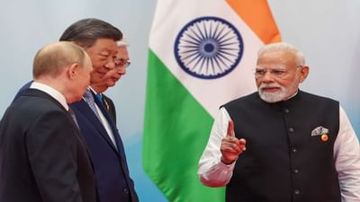 રાષ્ટ્રપતિ ટ્રમ્પની ટેરિફ નીતિને કારણે ભારત-અમેરિકા વચ્ચેના સંબંધોમાં વધી રહેલા તણાવને ધ્યાનમાં રાખીને, રશિયા અને ચીનના સરકારના વડાઓ સાથે મોદીની મુલાકાતને ભારત તરફથી ટ્રમ્પ વહીવટીતંત્ર માટે ગર્ભિત સંકેત તરીકે જોવામાં આવી રહી છે.