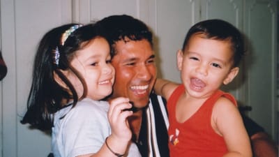 ભારતીય ક્રિકેટના માસ્ટર બ્લાસ્ટરના દીકરા અર્જુન તેંડુલકર હાલમાં પોતાની સગાઈના કારણે ચર્ચામાં છે. અર્જુન તેંડુલકરે સાનિયા ચંડોક સાથે સગાઈ કરી છે. ત્યારથી બંન્નેના બ્રેકગ્રાઉન્ડ અને શિક્ષણ ચર્ચાનો વિષય બન્યો છે. તો આજે આપણે જાણીશું કોની પાસે વધારે ડિગ્રી છે.