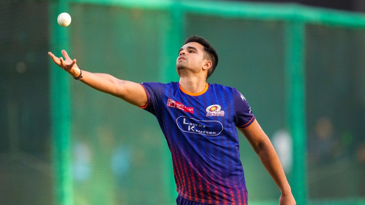 સાનિયાએ લંડનમાં અભ્યાસ કર્યો છે. તો અર્જુન તેંડુલકરે ભારતમાં જ રહી અભ્યાસ કર્યો છે.સાનિયા ચંડોકનું ફેમસ ઉદ્યોગપતિ રવિ સાથે ખાસ કનેક્શન છે. તે તેના દાદા છે. તેનો પરિવાર બિઝનેસ સાથે જોડાયેલો છે. અર્જુન ક્રિકેટના લિજેન્ડનો દીકરો છે.