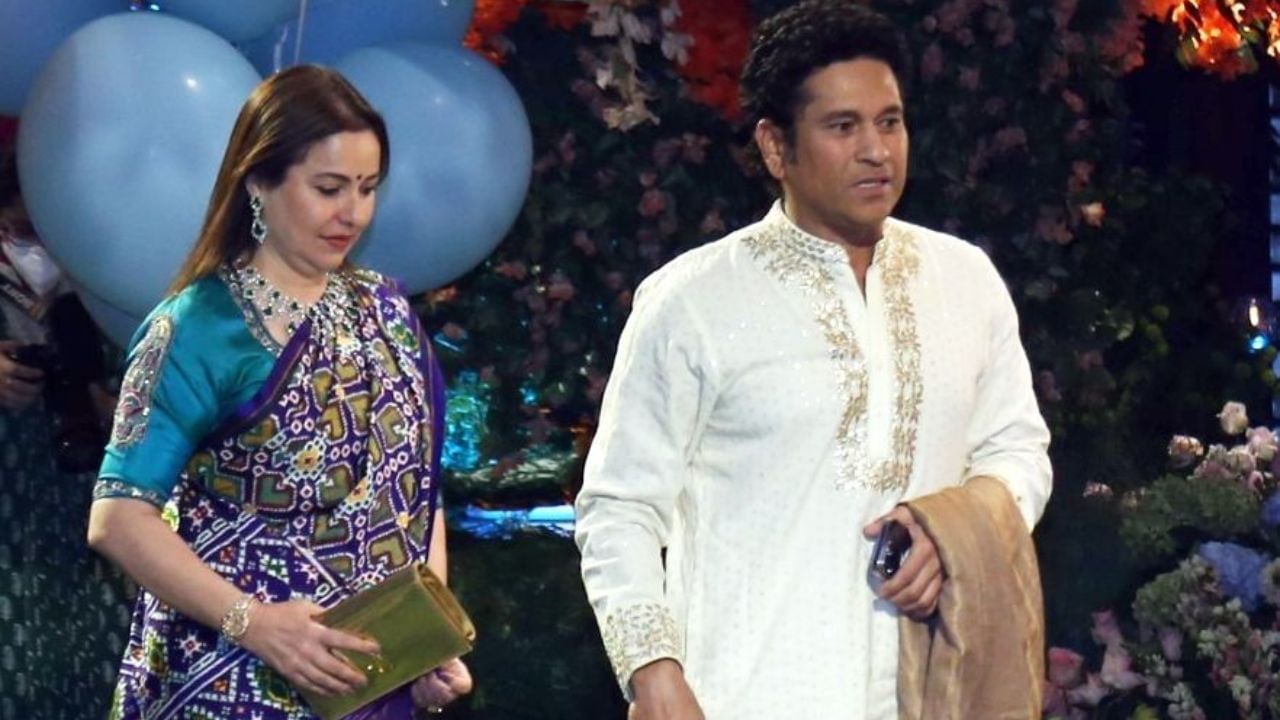 તેંડુલકરનો અર્થ "તેંડુલકરના સ્થાન સાથે સંબંધિત અથવા તેંડુલ ગામનો રહેવાસી થાય છે. આ અટક ભૌગોલિક મૂળ સ્થાન પર આધારિત છે, જે મહારાષ્ટ્રના ઘણા અટકોની લાક્ષણિકતા છે.